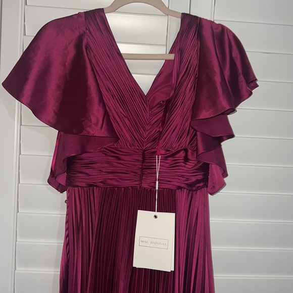 IEENA FOR MAC DUGGAL
Pleated A-Line Flowing Sleeve Gown size 2 new - Picture 9 of 15